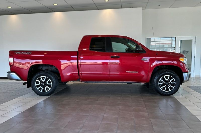 Toyota Tundra 4WD Vehicle Full-screen Gallery Image 03