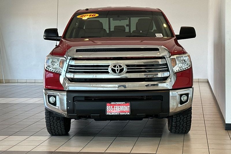 Toyota Tundra 4WD Vehicle Full-screen Gallery Image 09