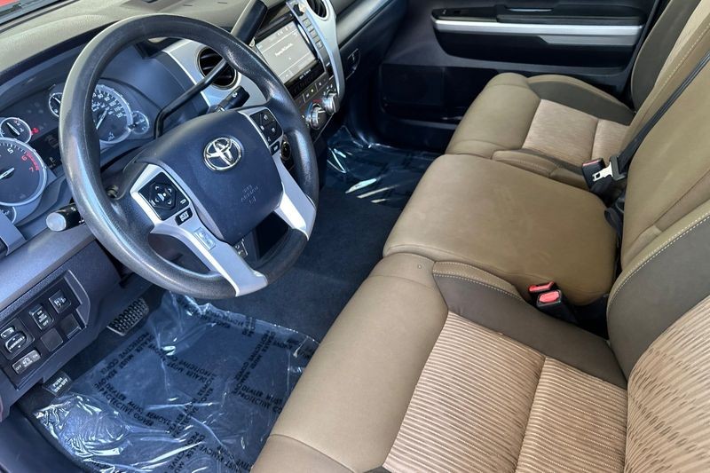Toyota Tundra 4WD Vehicle Full-screen Gallery Image 10