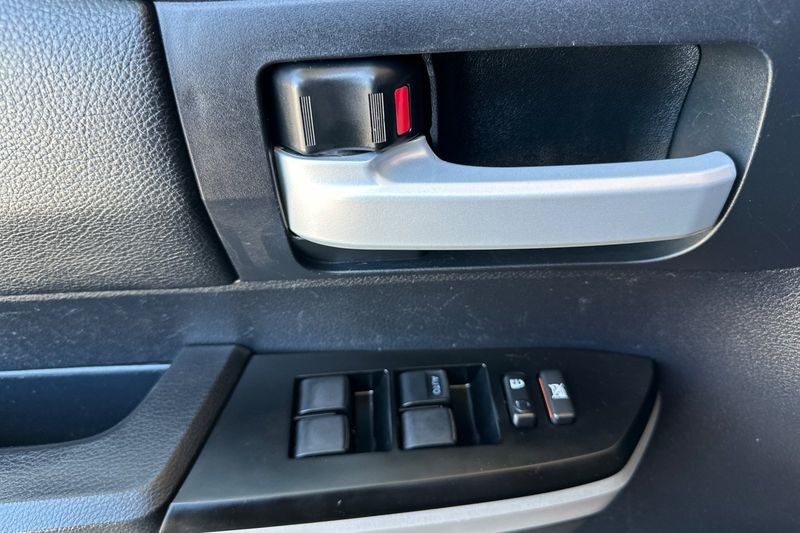 Toyota Tundra 4WD Vehicle Full-screen Gallery Image 11