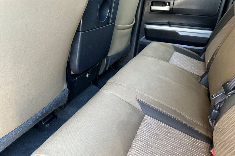 Toyota Tundra 4WD Vehicle Full-screen Gallery Image 12