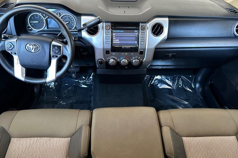 Toyota Tundra 4WD Vehicle Full-screen Gallery Image 13