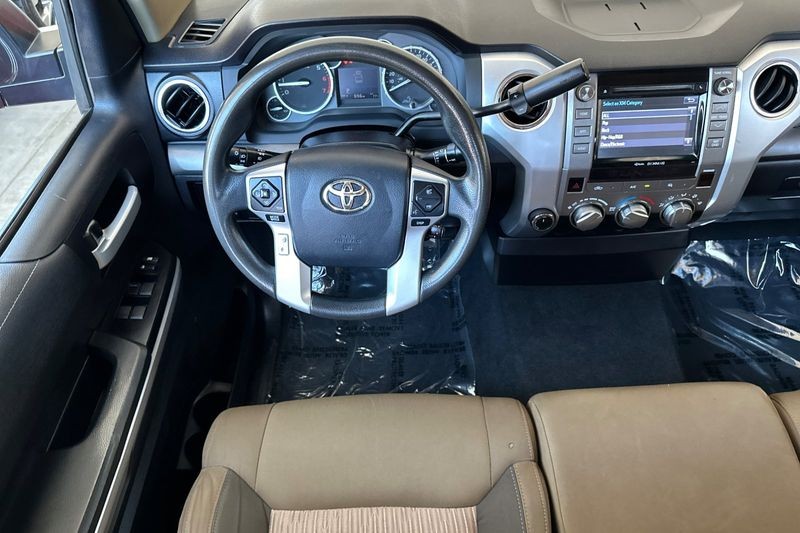 Toyota Tundra 4WD Vehicle Full-screen Gallery Image 14