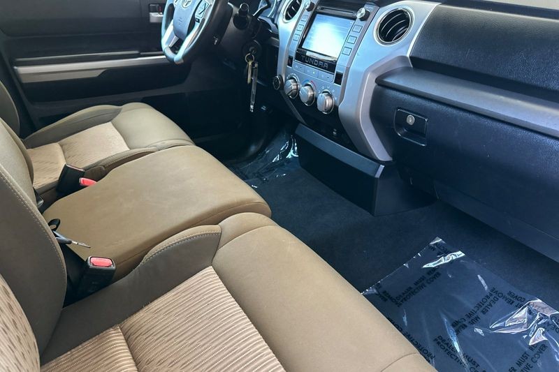 Toyota Tundra 4WD Vehicle Full-screen Gallery Image 15