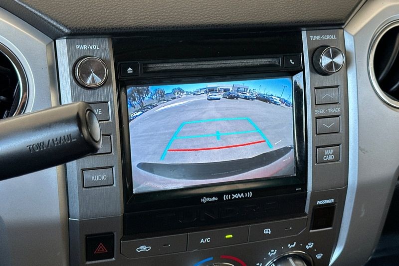 Toyota Tundra 4WD Vehicle Full-screen Gallery Image 18