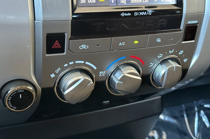 Toyota Tundra 4WD Vehicle Full-screen Gallery Image 19