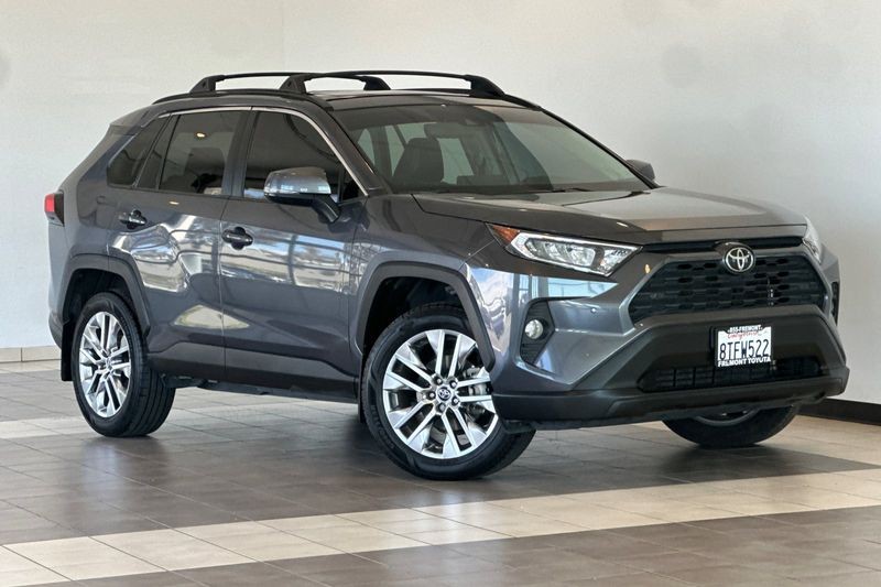 Toyota RAV4 Vehicle Full-screen Gallery Image 02