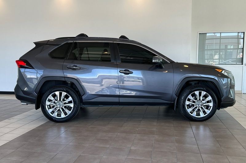 Toyota RAV4 Vehicle Full-screen Gallery Image 03