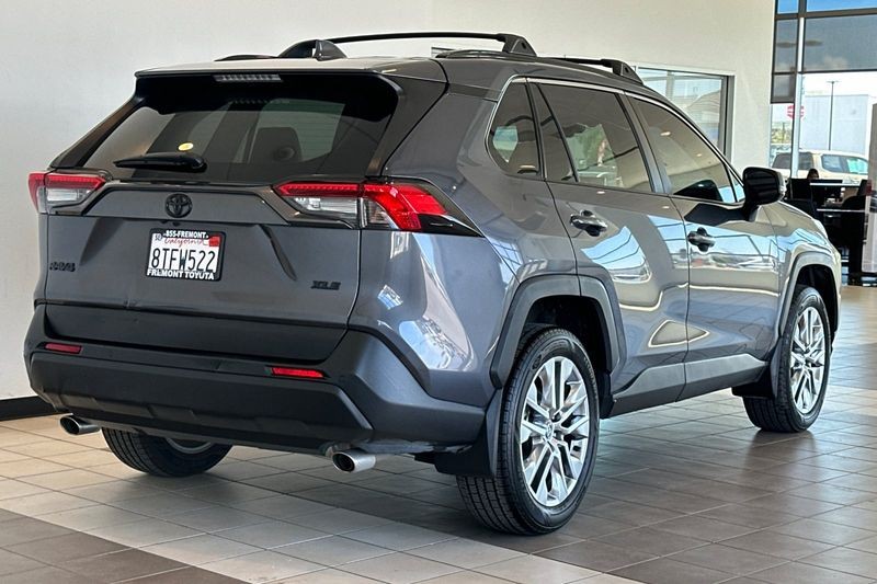 Toyota RAV4 Vehicle Full-screen Gallery Image 04