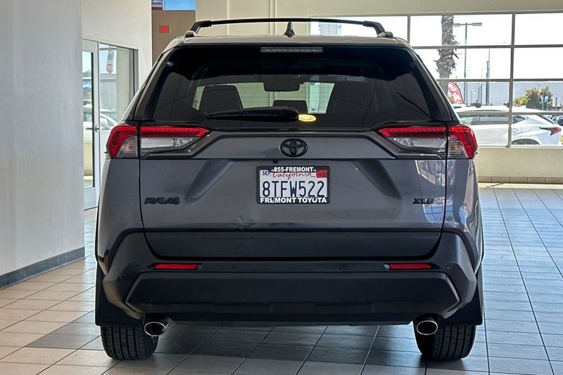 Toyota RAV4 Vehicle Full-screen Gallery Image 05