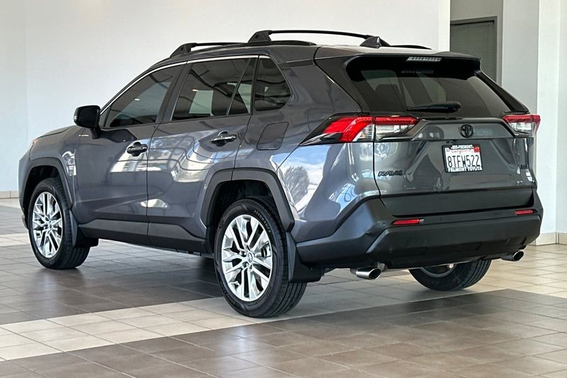 Toyota RAV4 Vehicle Full-screen Gallery Image 06