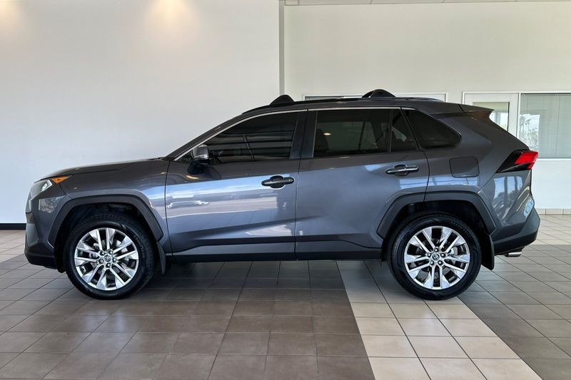Toyota RAV4 Vehicle Full-screen Gallery Image 07