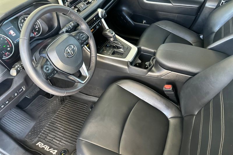 Toyota RAV4 Vehicle Full-screen Gallery Image 10