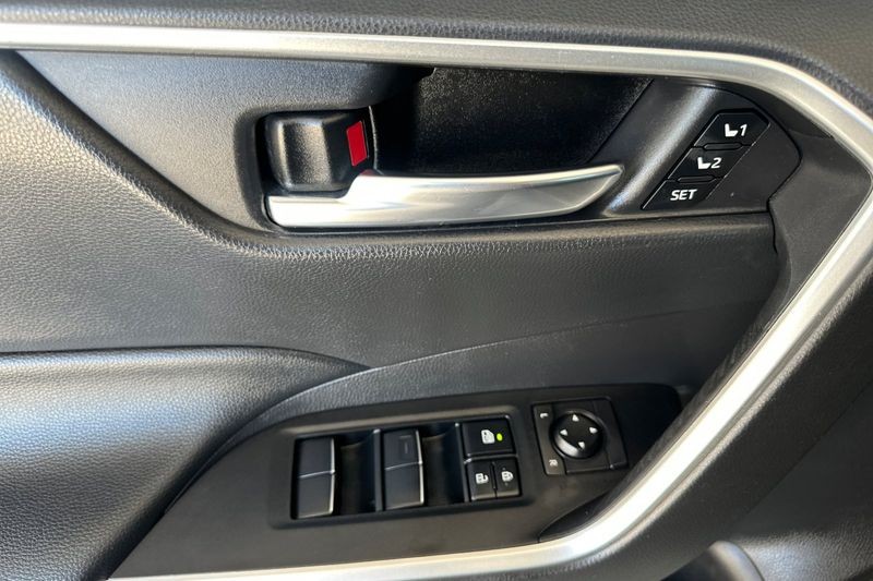 Toyota RAV4 Vehicle Full-screen Gallery Image 11