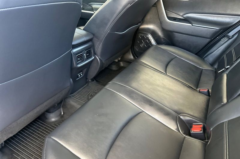 Toyota RAV4 Vehicle Full-screen Gallery Image 12