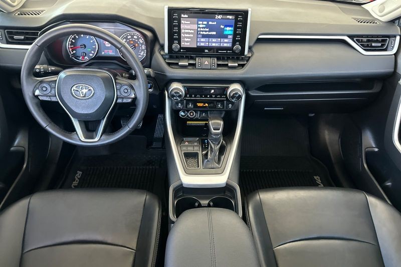 Toyota RAV4 Vehicle Full-screen Gallery Image 13