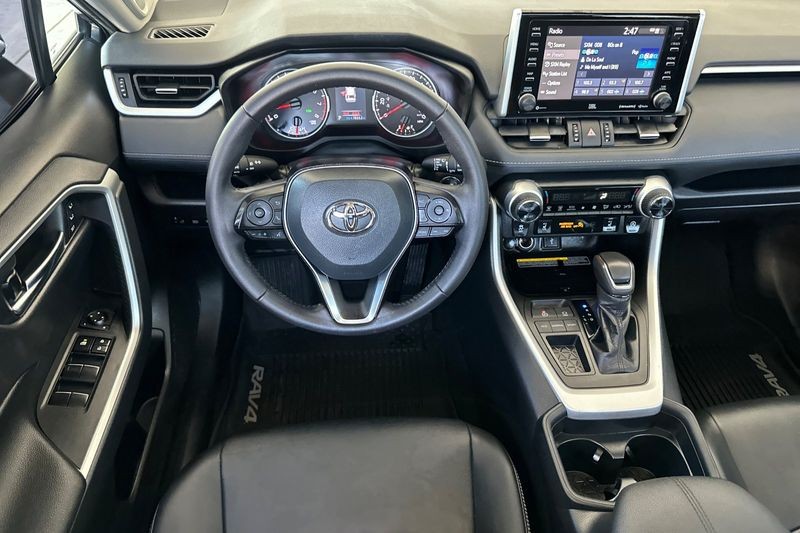 Toyota RAV4 Vehicle Full-screen Gallery Image 14