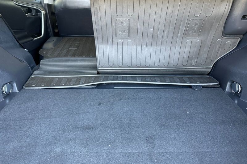 Toyota RAV4 Vehicle Full-screen Gallery Image 15