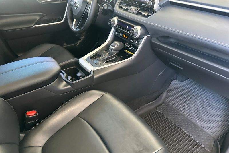 Toyota RAV4 Vehicle Full-screen Gallery Image 16