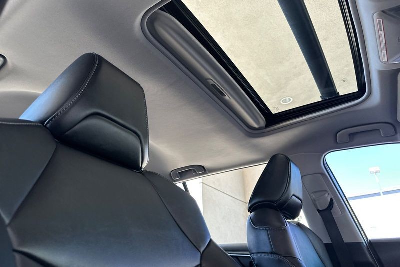 Toyota RAV4 Vehicle Full-screen Gallery Image 17