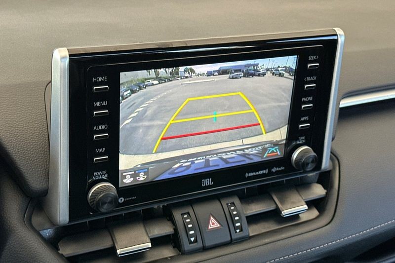 Toyota RAV4 Vehicle Full-screen Gallery Image 19