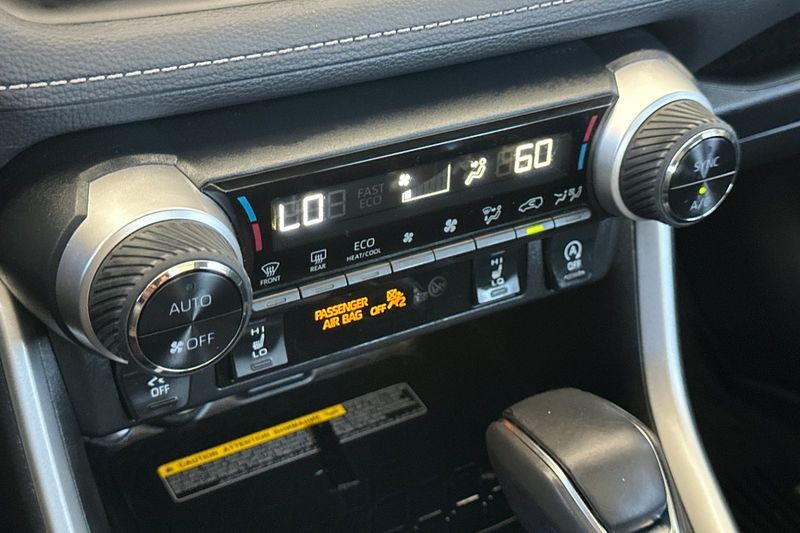 Toyota RAV4 Vehicle Full-screen Gallery Image 20