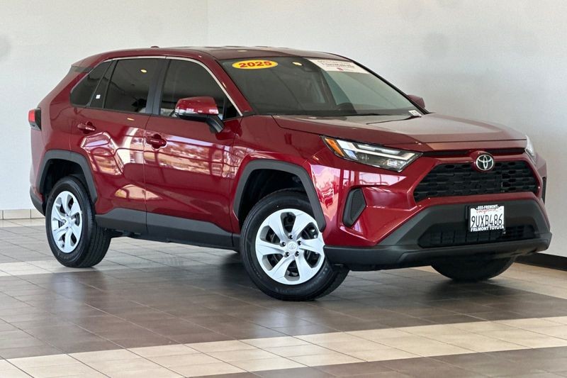 Toyota RAV4 Vehicle Full-screen Gallery Image 02