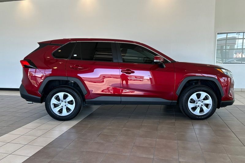 Toyota RAV4 Vehicle Full-screen Gallery Image 03