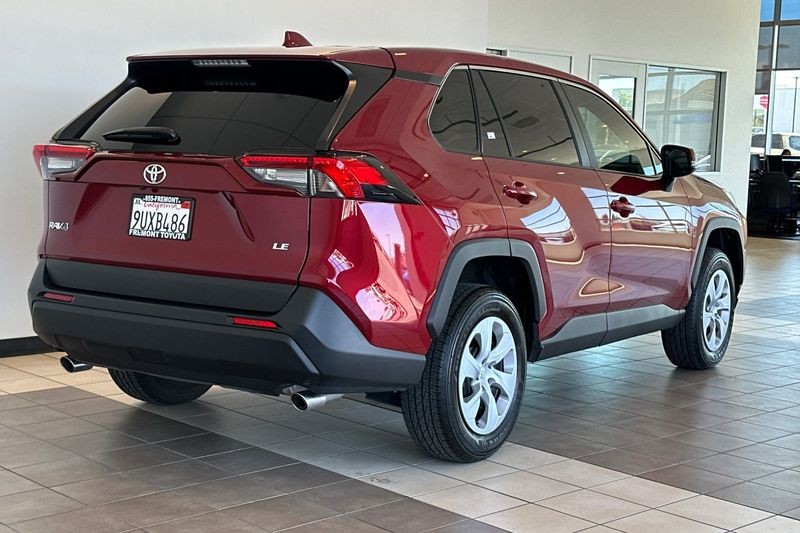Toyota RAV4 Vehicle Full-screen Gallery Image 04