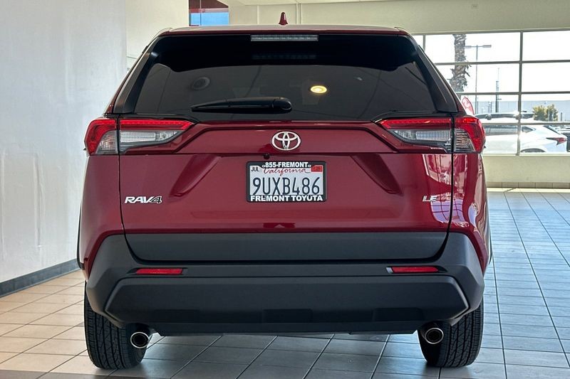 Toyota RAV4 Vehicle Full-screen Gallery Image 05