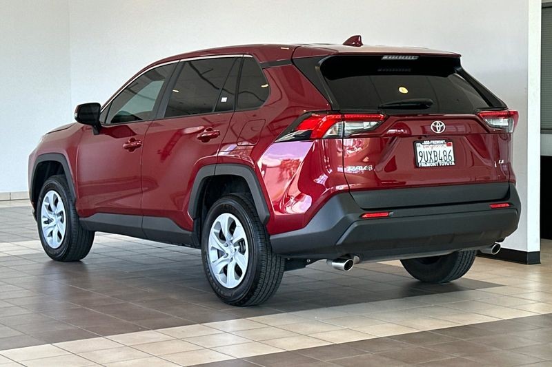 Toyota RAV4 Vehicle Full-screen Gallery Image 06