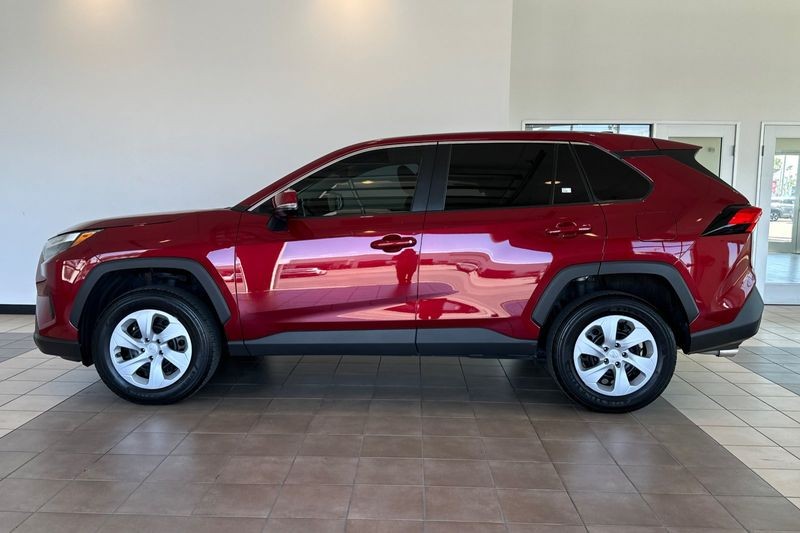 Toyota RAV4 Vehicle Full-screen Gallery Image 07