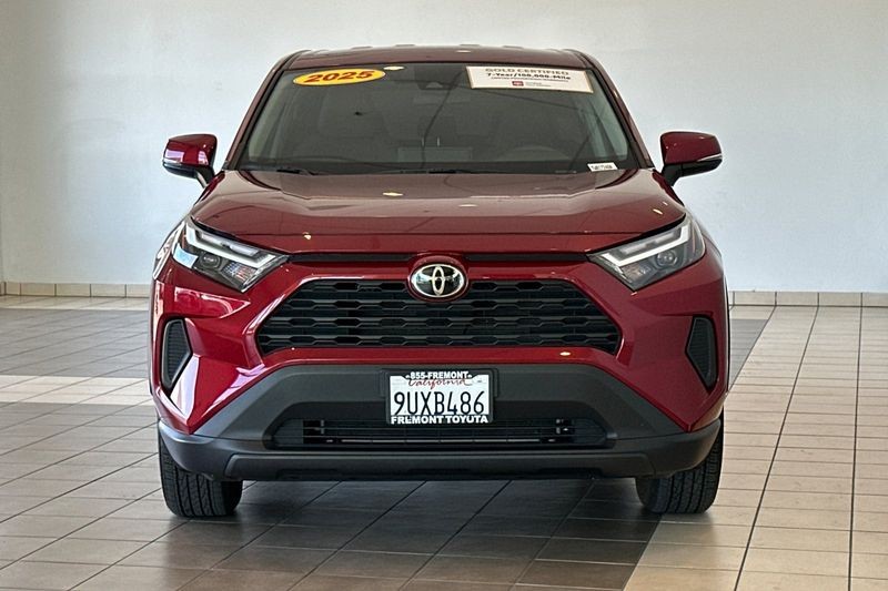 Toyota RAV4 Vehicle Full-screen Gallery Image 09