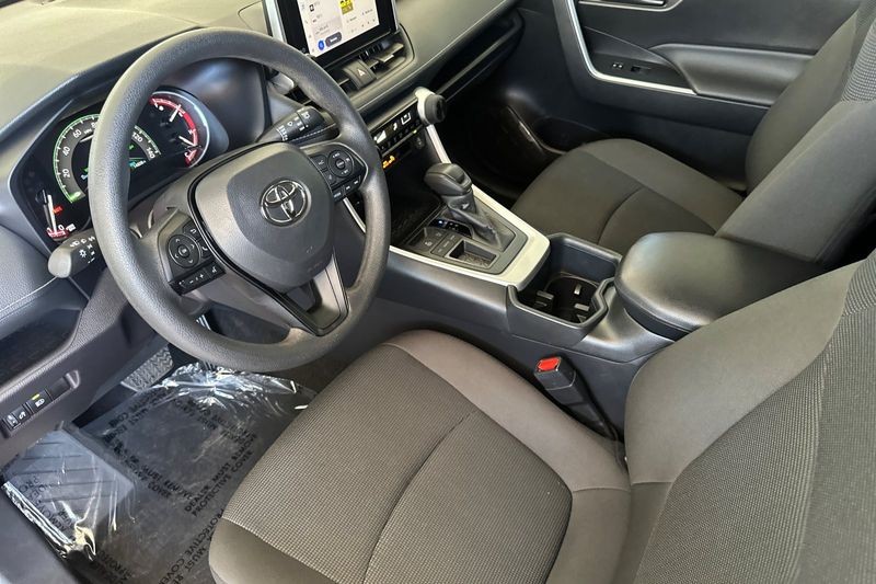 Toyota RAV4 Vehicle Full-screen Gallery Image 10