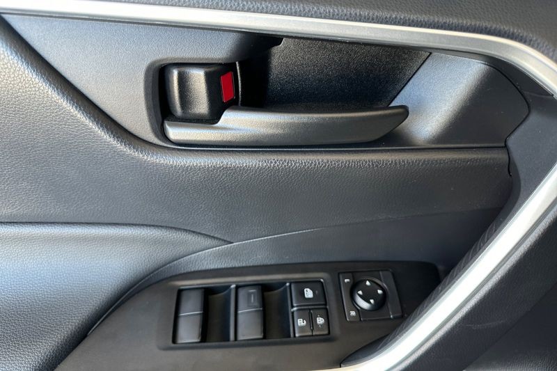 Toyota RAV4 Vehicle Full-screen Gallery Image 11