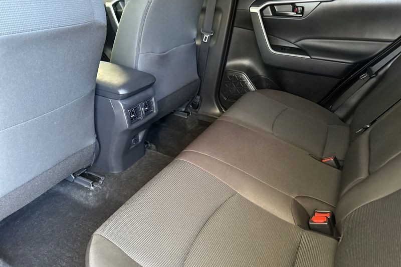 Toyota RAV4 Vehicle Full-screen Gallery Image 12