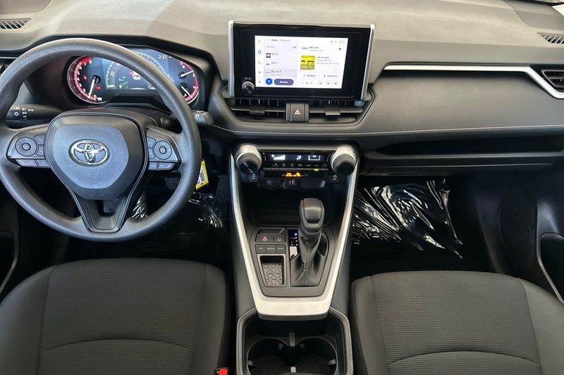 Toyota RAV4 Vehicle Full-screen Gallery Image 13