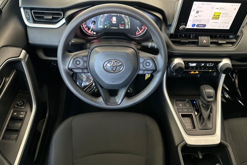 Toyota RAV4 Vehicle Full-screen Gallery Image 14