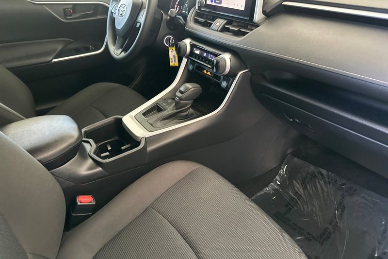 Toyota RAV4 Vehicle Full-screen Gallery Image 16