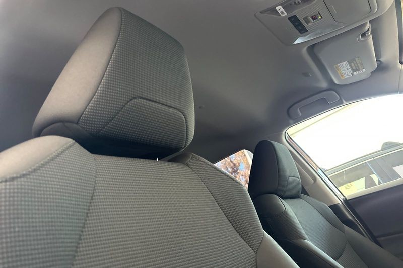 Toyota RAV4 Vehicle Full-screen Gallery Image 17