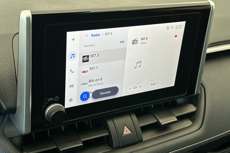 Toyota RAV4 Vehicle Full-screen Gallery Image 18