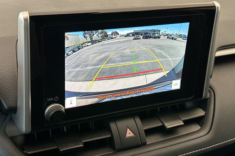 Toyota RAV4 Vehicle Full-screen Gallery Image 19