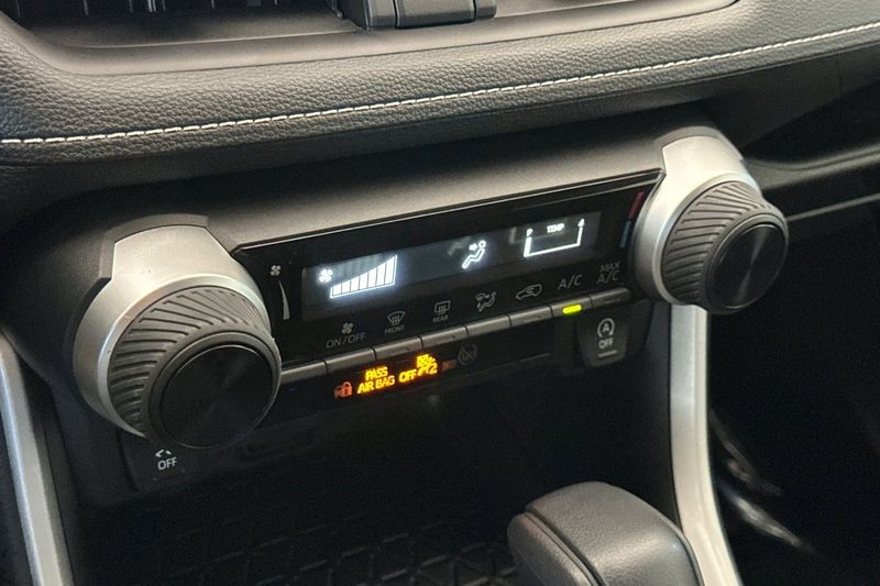 Toyota RAV4 Vehicle Full-screen Gallery Image 20