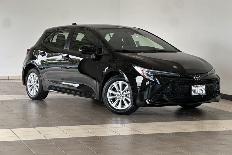 Toyota Corolla Hatchback Vehicle Full-screen Gallery Image 02