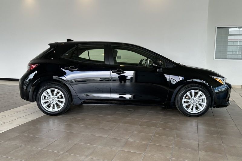 Toyota Corolla Hatchback Vehicle Full-screen Gallery Image 03