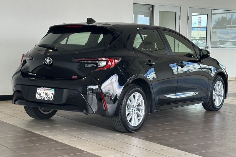 Toyota Corolla Hatchback Vehicle Full-screen Gallery Image 04