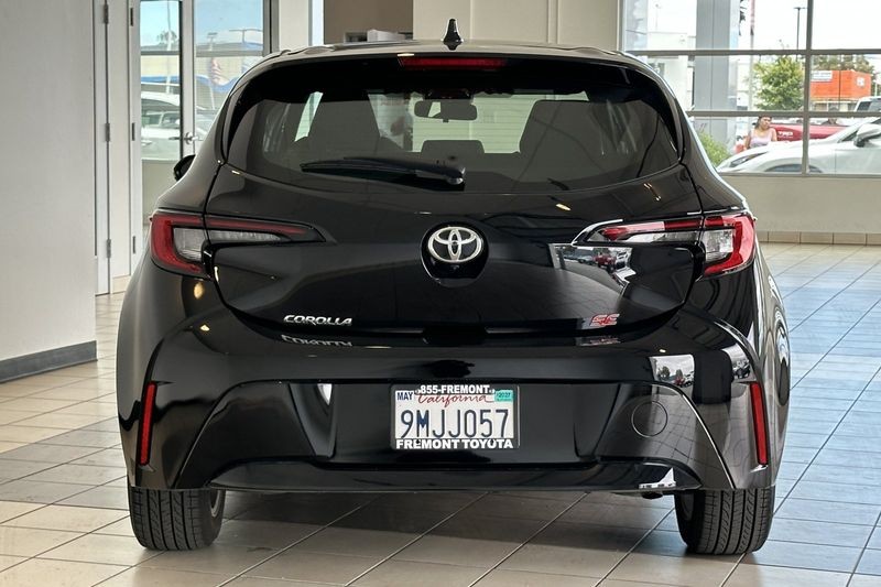 Toyota Corolla Hatchback Vehicle Full-screen Gallery Image 05