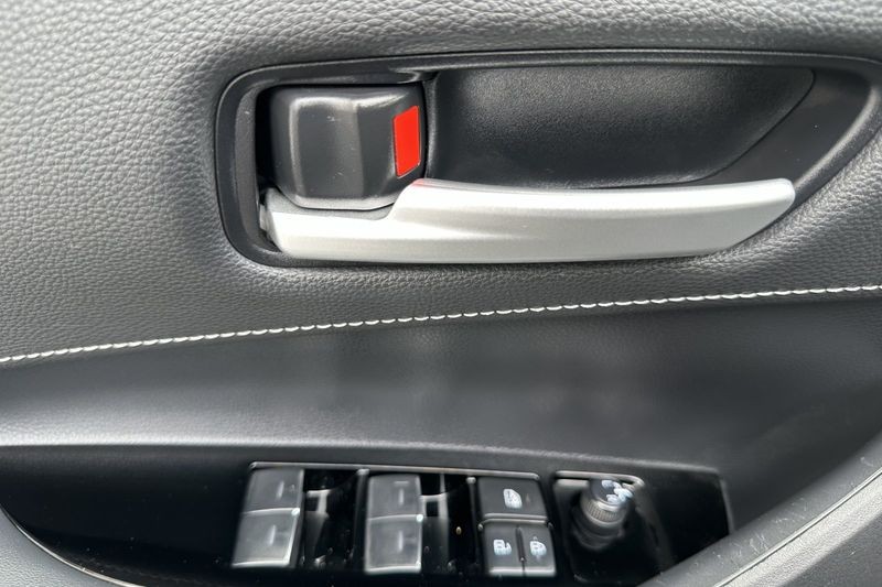 Toyota Corolla Hatchback Vehicle Full-screen Gallery Image 11