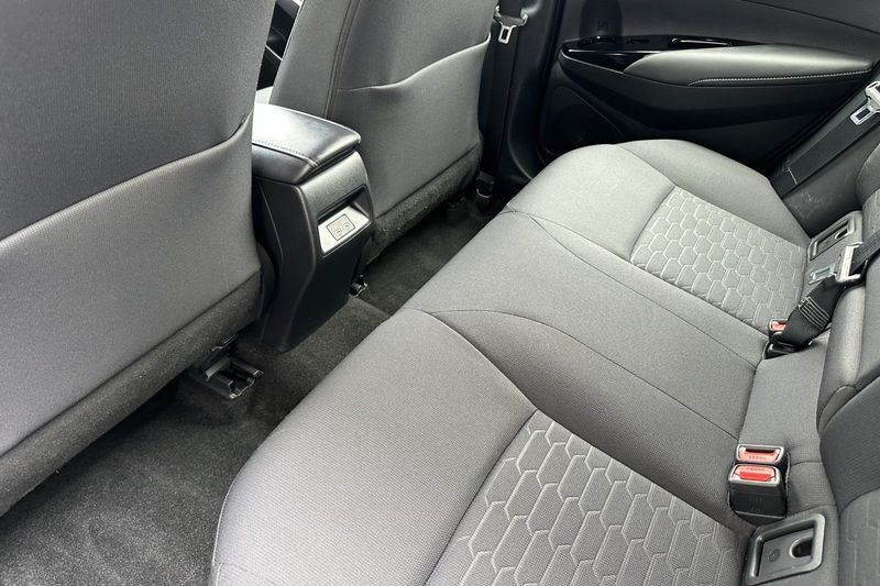 Toyota Corolla Hatchback Vehicle Full-screen Gallery Image 12