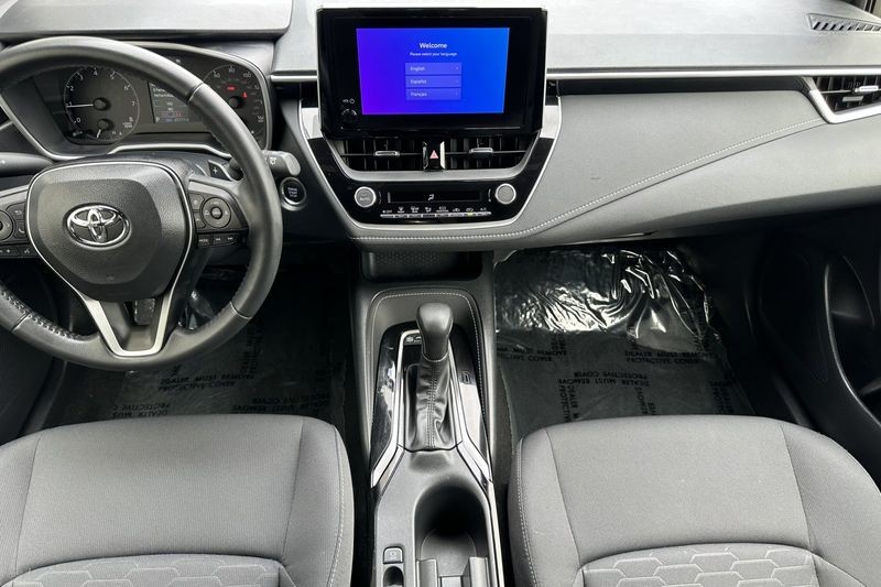 Toyota Corolla Hatchback Vehicle Full-screen Gallery Image 13